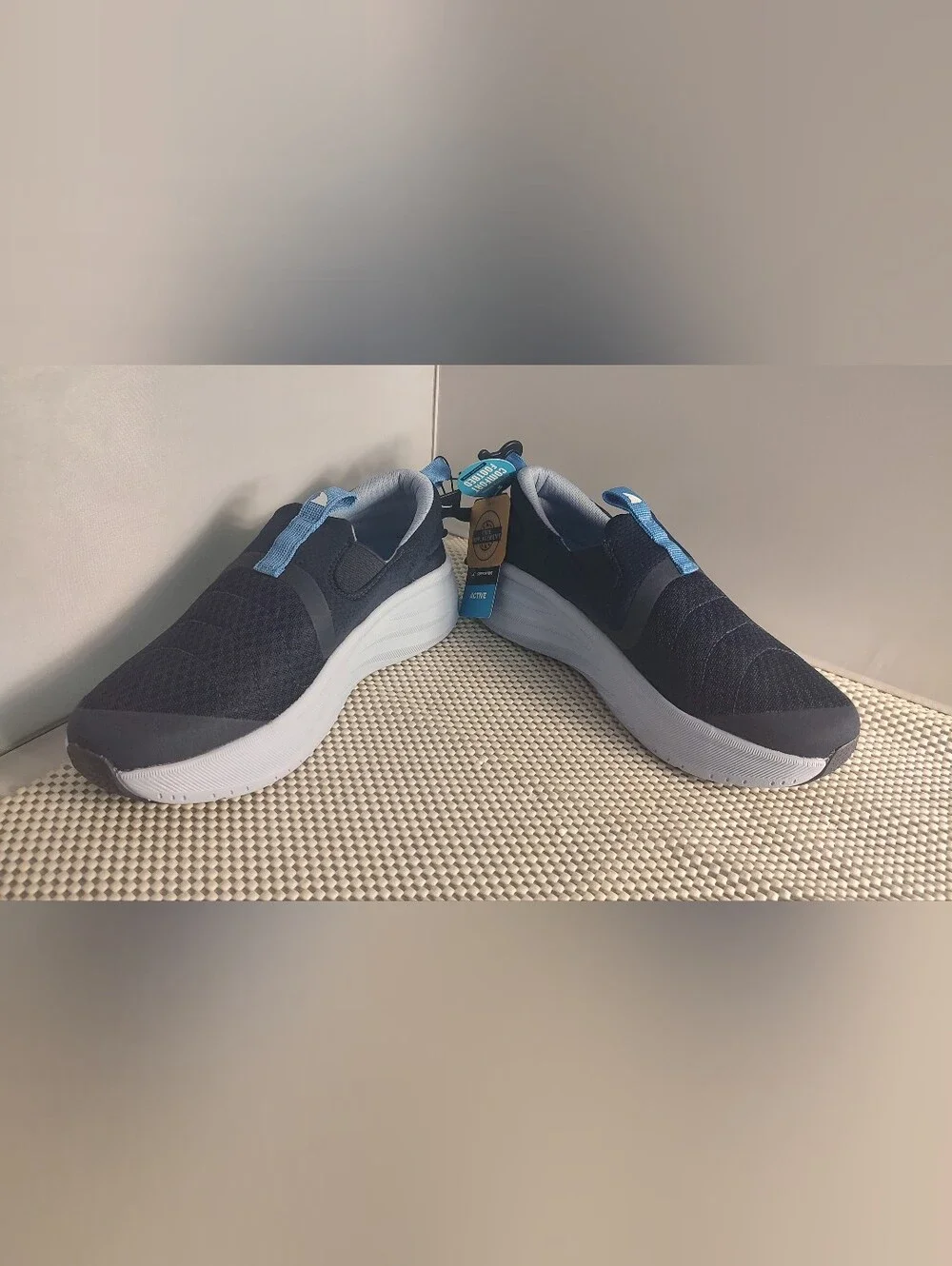 Rugged Shark Men's Size 7 Slip On Recovery Sneakers Shoes